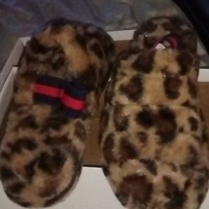 Women's furry slippers